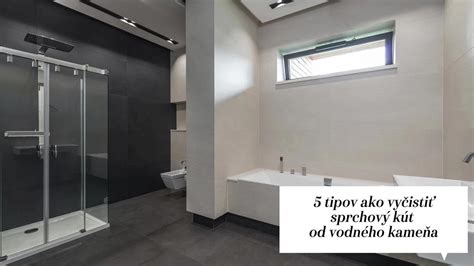 Dieťa sprchujúce sa v sprchovom kúte s rodičom