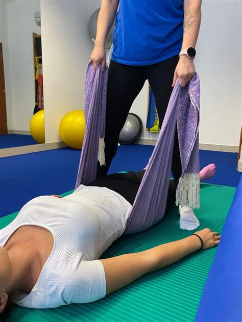 Ilustrácia tehotnej ženy jemne cvičiacej jógu