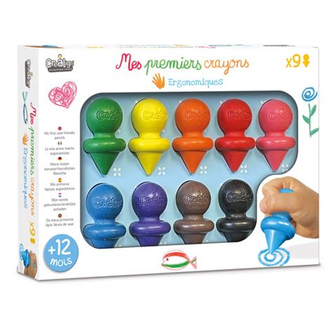 Detské ruky držia hrubé, ergonomické voskovky