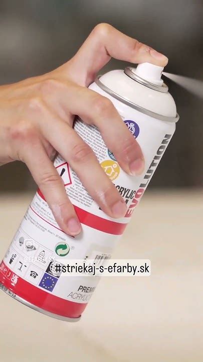Pred a po nastriekaní striešky kočíka sprejom