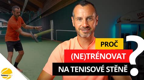 Tréner učí dieťa tenisové údery na kurte