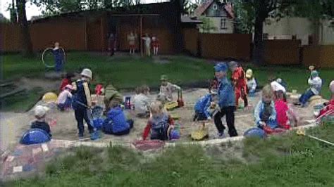 Dítě aktivně hrající si venku