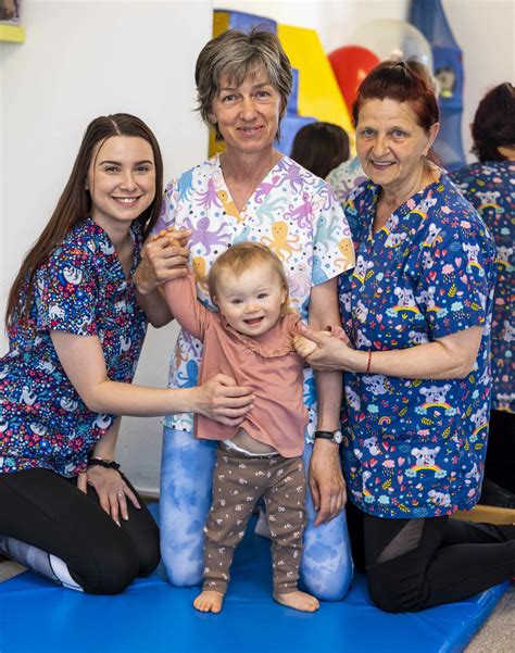 Dieťa v rôznych fázach vývoja: plazenie, štvornožkovanie, sedenie, státie.