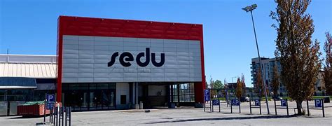 Ilustrácia W-sedu a správneho sedu.