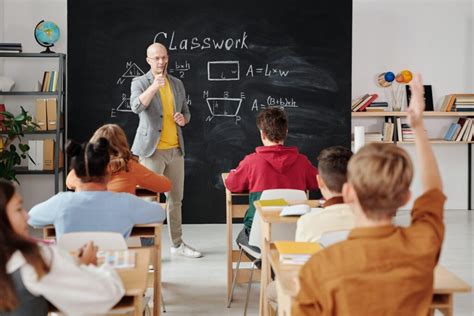učiteľka v materskej škole venujúca sa individuálne dieťaťu