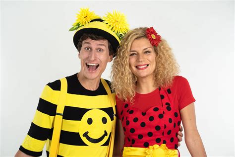 Smejko a Tanculienka ako pravekí ľudia v Múzeu pravekej dediny v Bojniciach
