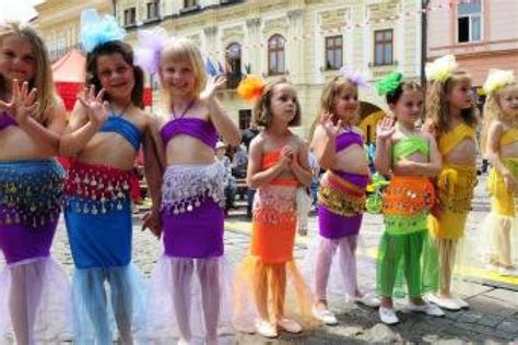 Deti tancujúce na koncerte Smejka a Tanculienky