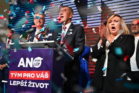 Infografika znázorňujúca kľúčové míľniky politickej kariéry Roberta Fica