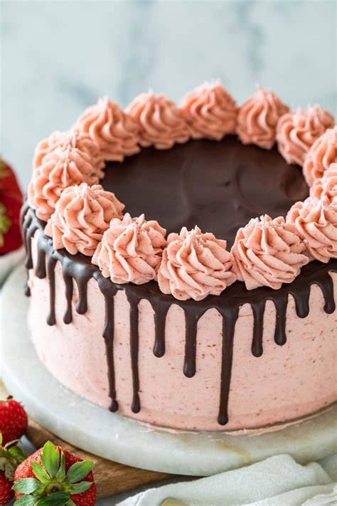 Different types of modeling pastes for cake decoration