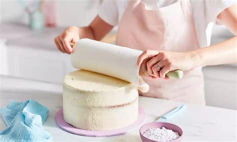 Rolling and covering a cake with fondant