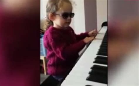 dievčatko hrá na klavíri