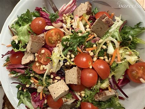 Farebný šalát s motýlikovými tvarmi