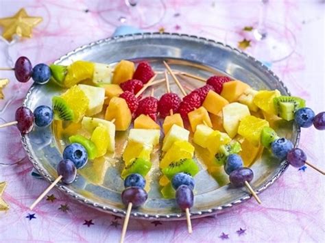 Ovocné špízy s rôznymi farbami