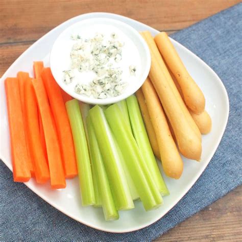Zeleninové tyčinky s rôznymi dipmi