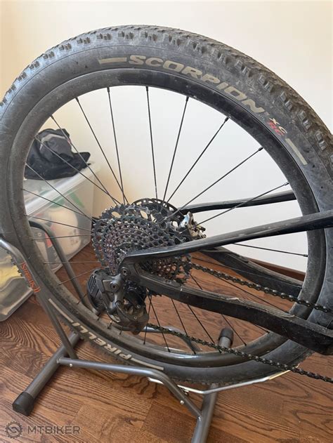 Detailná fotografia opotrebovaného kolesa cyklovozíka