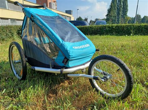cyklovozík Croozer pripojený k bicyklu v kopcovitom teréne