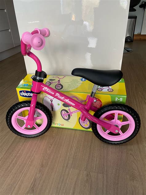 Dieťa jazdiace na ružovom odrážadle Chicco Ultralight Balance Bike