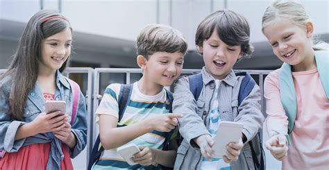 Deti používajúce tablety a smartfóny v škole