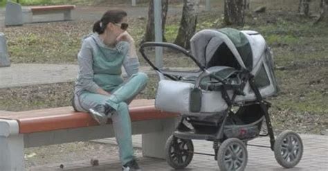 Rodina s dieťaťom v kočíku v parku