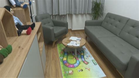 Rodičia a dieťa v terapeutickej miestnosti