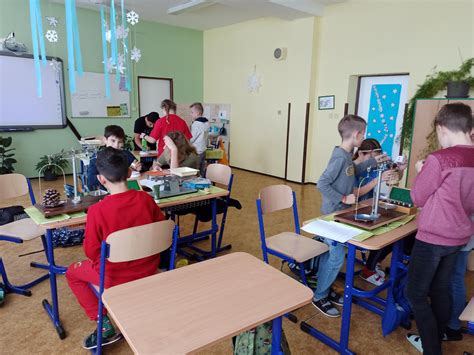 Dieťa so stavebnicou, symbolizujúce formovanie identity a objavovanie sveta