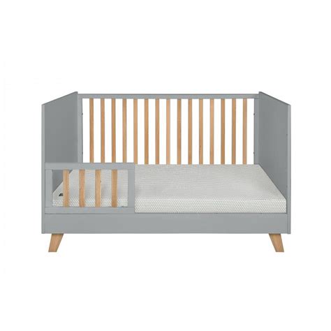 Sivá detská postieľka v modernom minimalistickom interiéri
