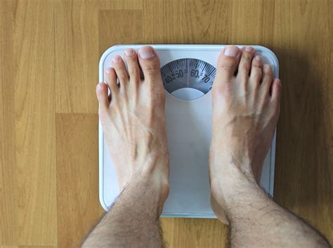 Muž na váhe ukazujúci vysoké číslo