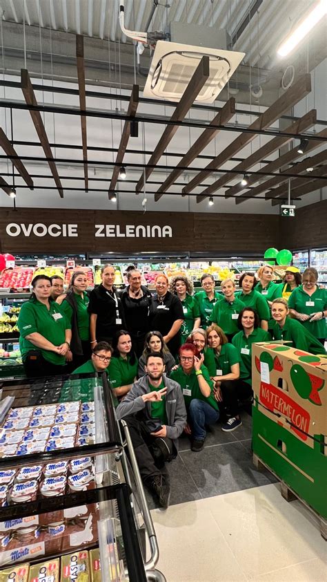 Fotka tímu usmievavých a priateľských učiteľov
