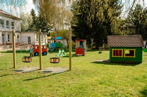 Záber do modernej, farebnej herne v detských jasliach s drevenými hračkami a mäkkými kobercami