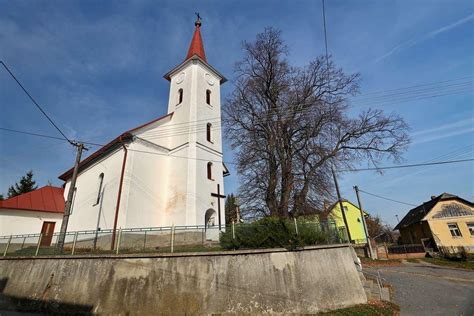 Rímskokatolícky kostol Povýšenia svätého Kríža v obci Veľký Kýr