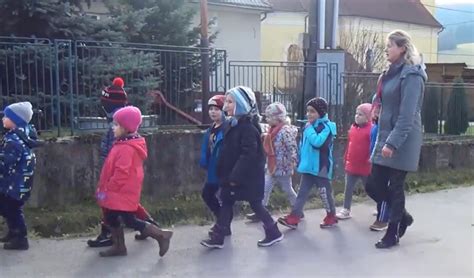 deti v škôlke pri spoločnej hre