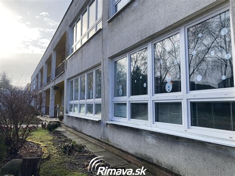 Pohľad na materskú školu a areál v Rohožníku
