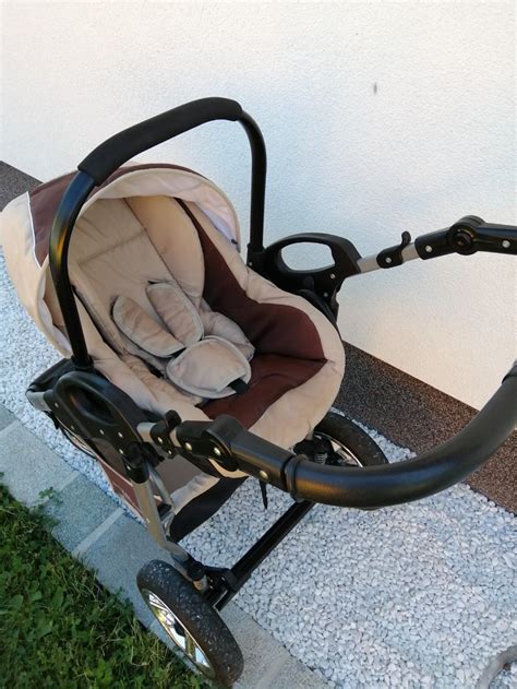 Detailný záber na konštrukciu a kolesá kočíka Bergsteiger Capri v mestskom prostredí