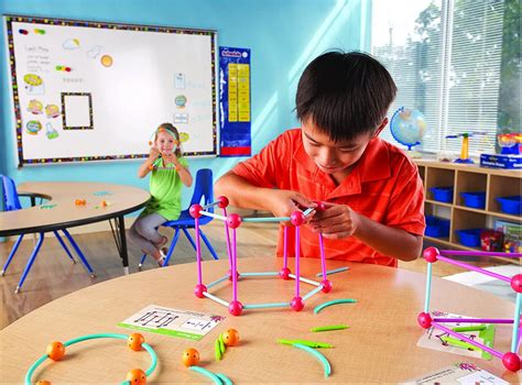 Detský výtvor s prekrývajúcimi sa geometrickými tvarmi a farbami