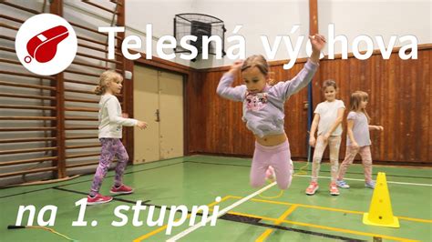 Učiteľka vedie hudobno-pohybovú aktivitu s deťmi