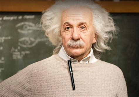 Albert Einstein s fajkou v ruke