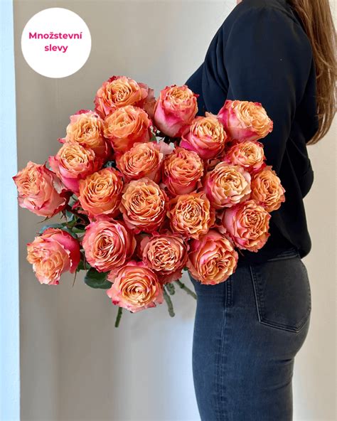 Osoba s oranžovo sfarbenými dlaňami