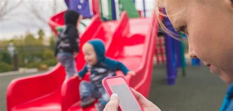 Dieťa sa hrá s inými deťmi na ihrisku