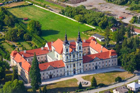 pohľad na Premonštrátsky kláštor v Jasove s priľahlou záhradou