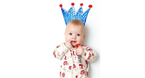 Dieťa skúmajúce predmety ústami