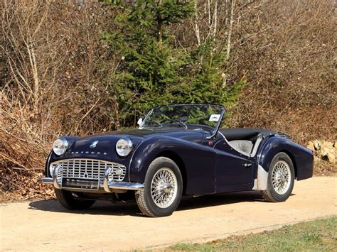 Detailná fotografia motora Triumph TR3A alebo nástrojov na renováciu