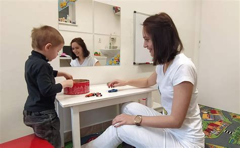 Terapeutka s dieťaťom pri hre