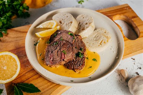 Sviečková na smotane s knedľami a brusnicami