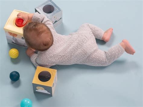 Dieťa ležiace na brušku na fyzioterapeutickej podložke