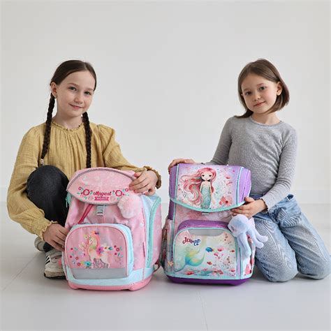 Dieťa s usmiatou tvárou pri výbere školskej tašky