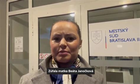 Dieťa kašle, zatiaľ čo rodičia sa oňho starajú