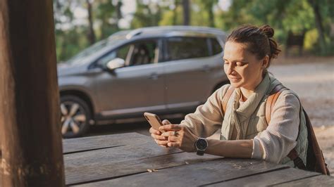 žena pozerá na mobil
