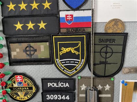 Stará fotografia pionierskeho tábora s deťmi v uniformách