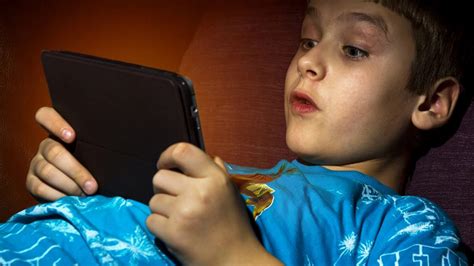 Dieťa telefonuje z tábora s vedúcim
