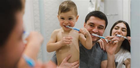 Dieťa si čistí zuby s úsmevom